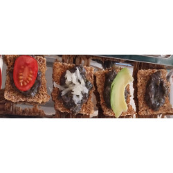 Apéro tartare d'algue sur crackers tomate
