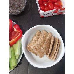 Dégustation D'un Cracker tomate